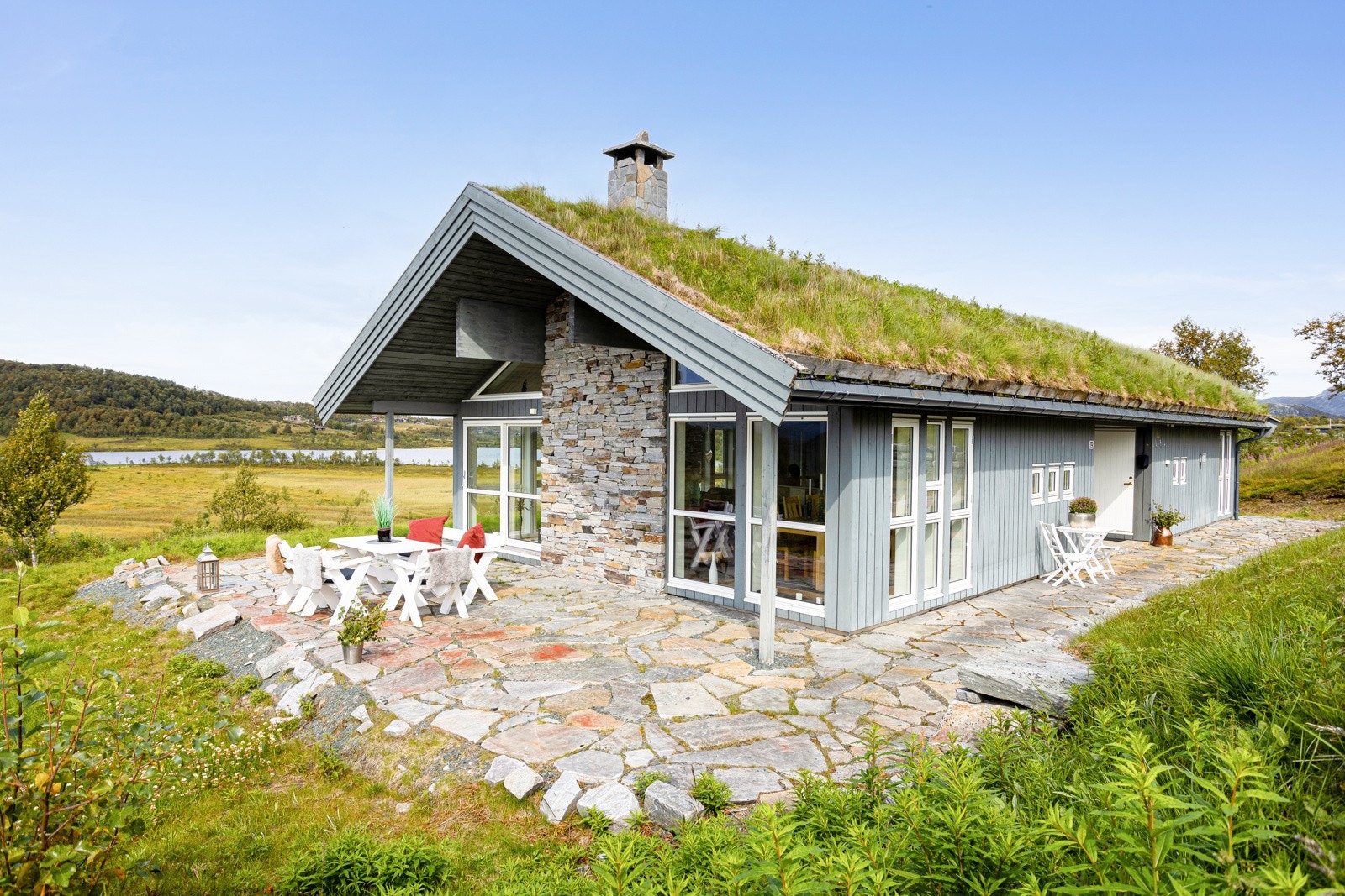 Hytta har store vindusflater med fokus på å bringe naturen inn i hytta - Velkommen til visning! Galleribilde
