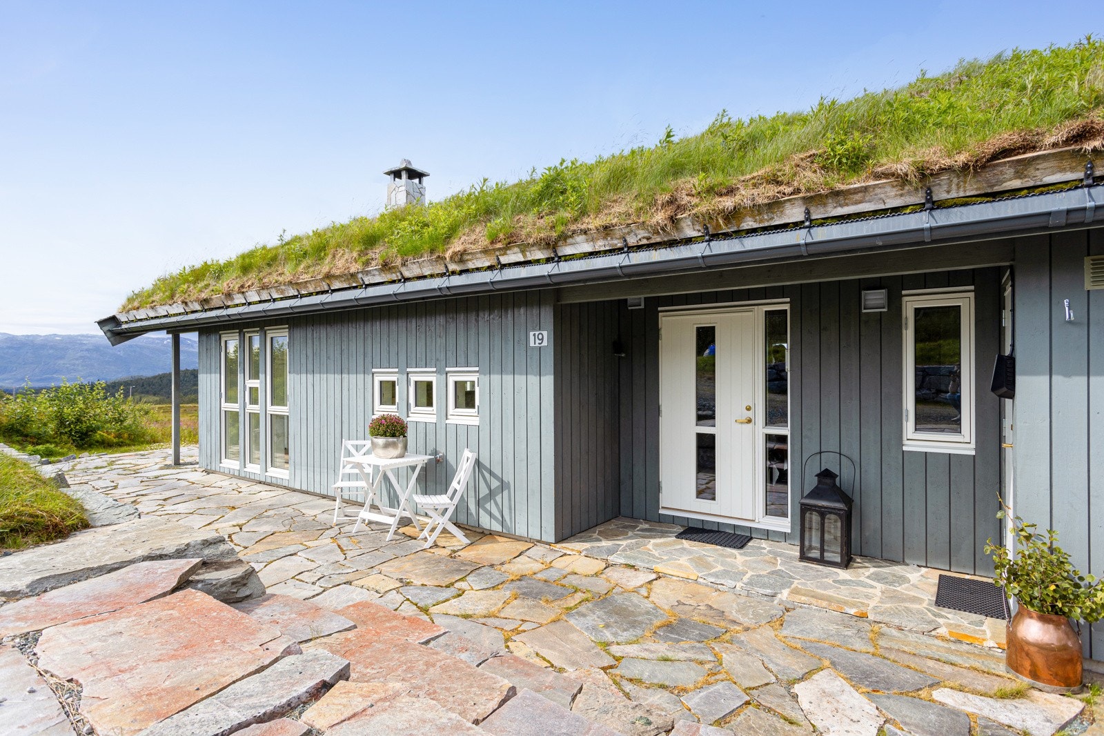 Skjermet uteområde med gode solforhold. Legg spesielt merke til den flotte natursteinstrappen Galleribilde