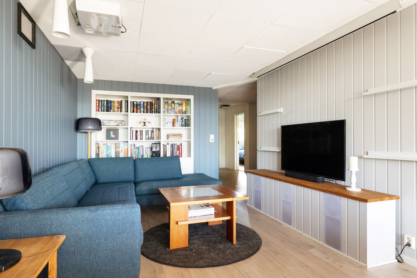 Hyggelig tv krok med integrert prosjektor og lerret som medfølger Galleribilde