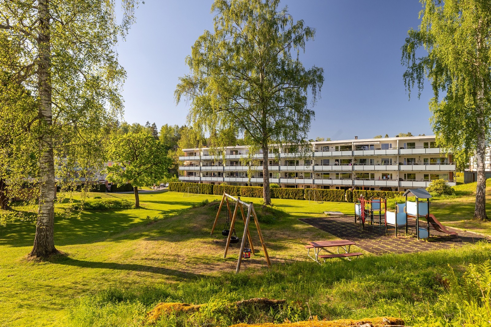 T-bane i umiddelbar nærhet med hyppige avganger, servicetilbud, rekreasjonsområder samt skoler og Galleribilde
