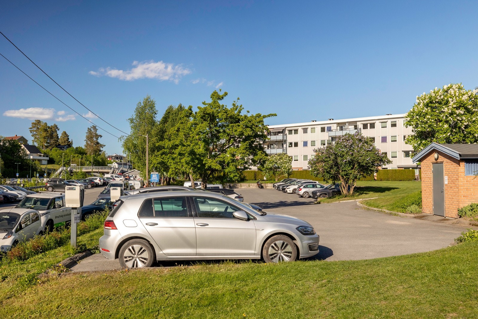 Borettslagets parkeringsanlegg består av 49 garasjeplasser og 138 parkeringsplasser. Plassene leies etter søknad til styret Galleribilde