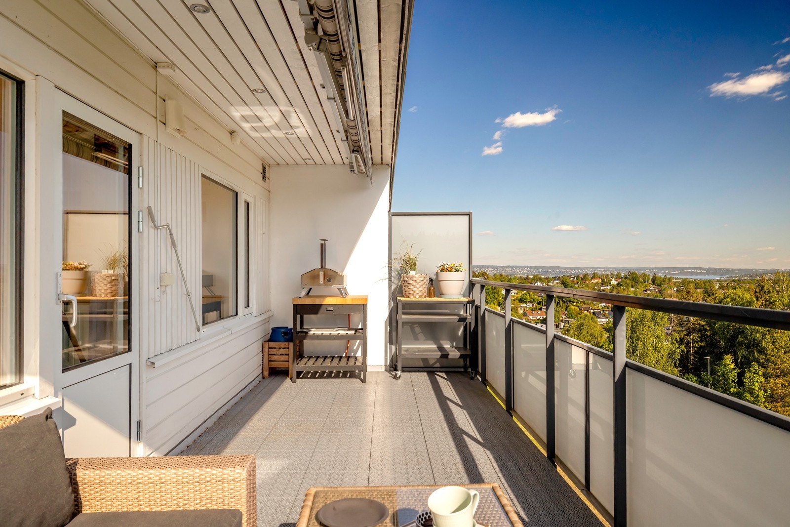 Det er plass til lounge, bord, grill, m.m. Balkongene ble også pusset opp de seneste år. Galleribilde