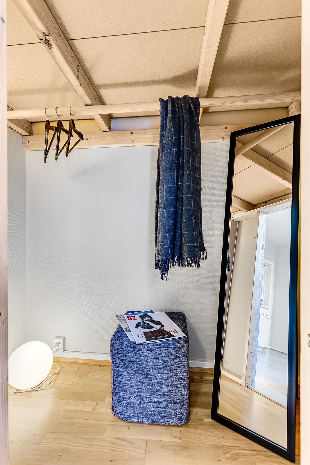 Rommet under hemsen som kan brukes til garderobe/oppbevaring. Galleribilde