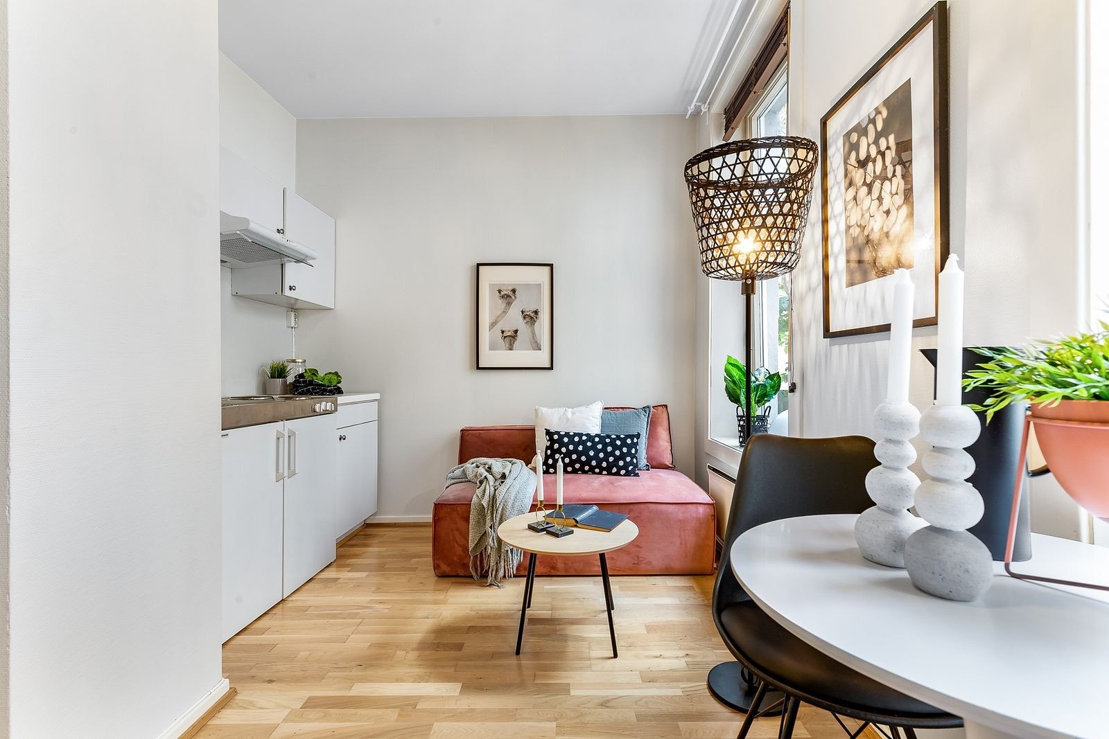 Stue med plass til både sofa og spisebord. Galleribilde