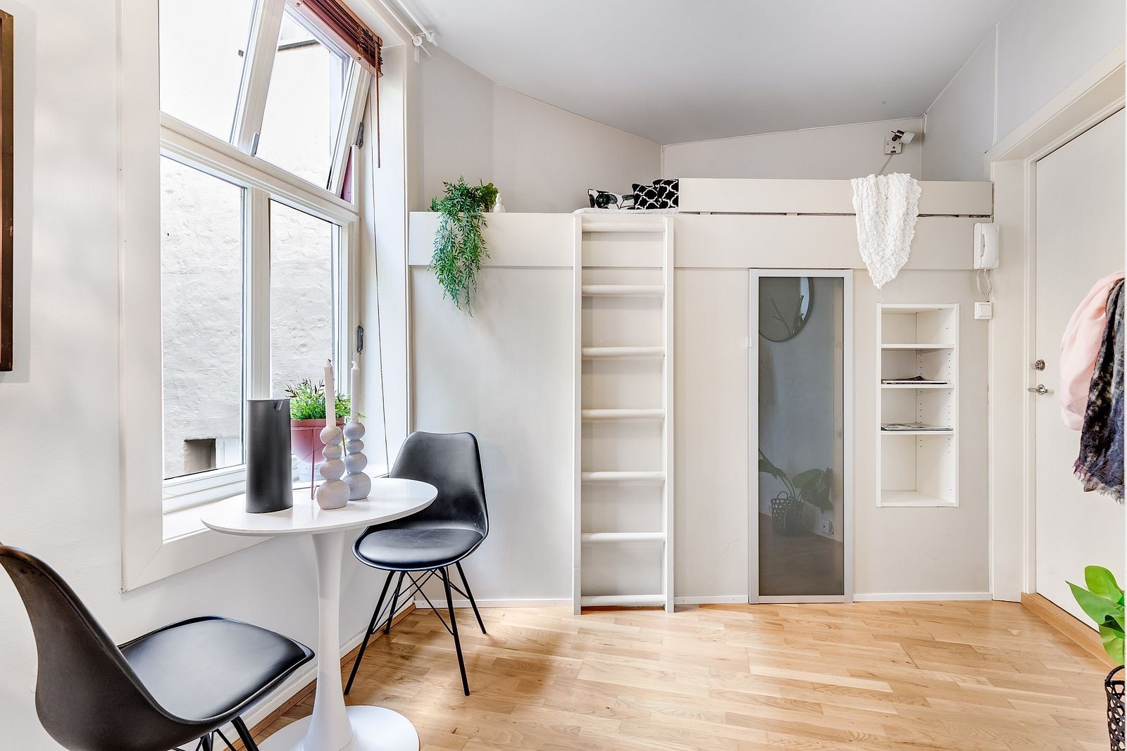 Stue/kjøkken og hems med lagring under. Galleribilde