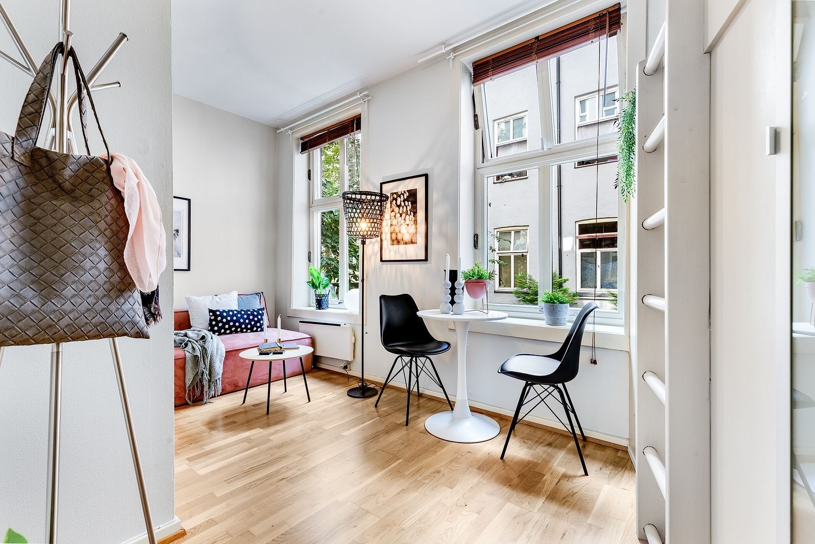 Store vindusflater som slipper inn godt med lys. Galleribilde