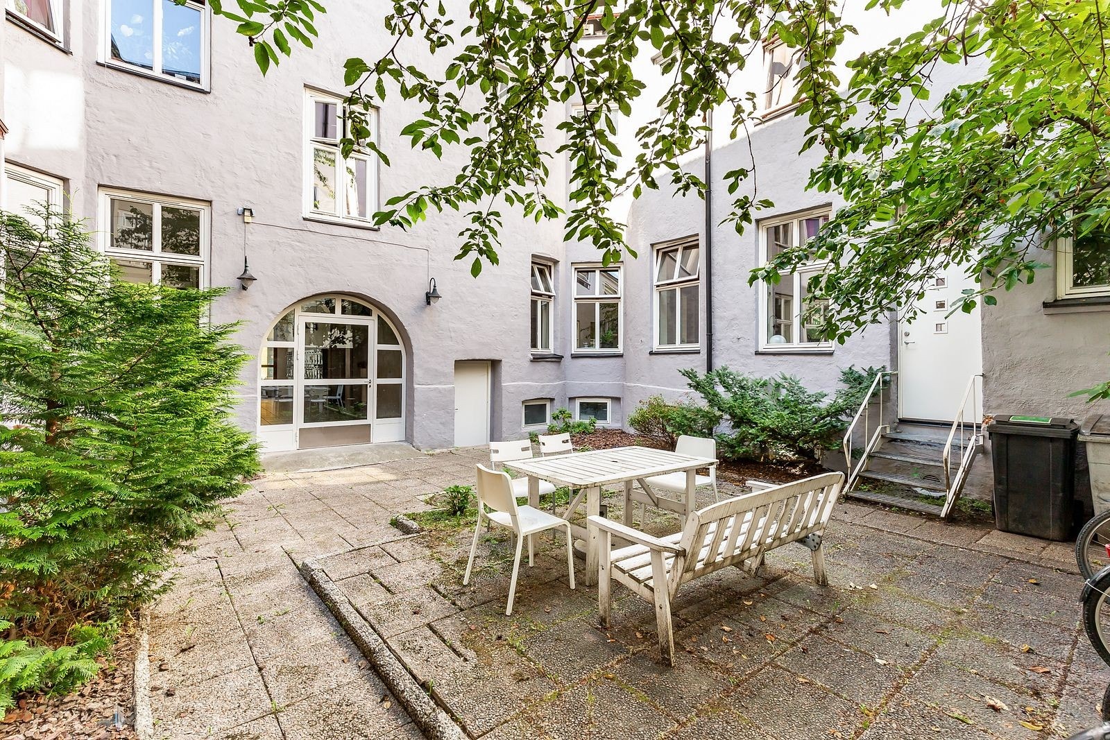 Flott bakgård med sittegruppe Galleribilde