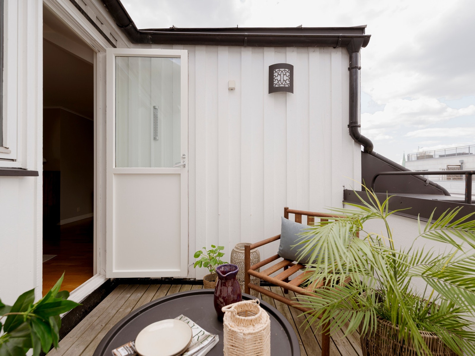Privat, vestvendt takterrasse på 6kvm med sol fra 12 - 22 på sommeren. Galleribilde