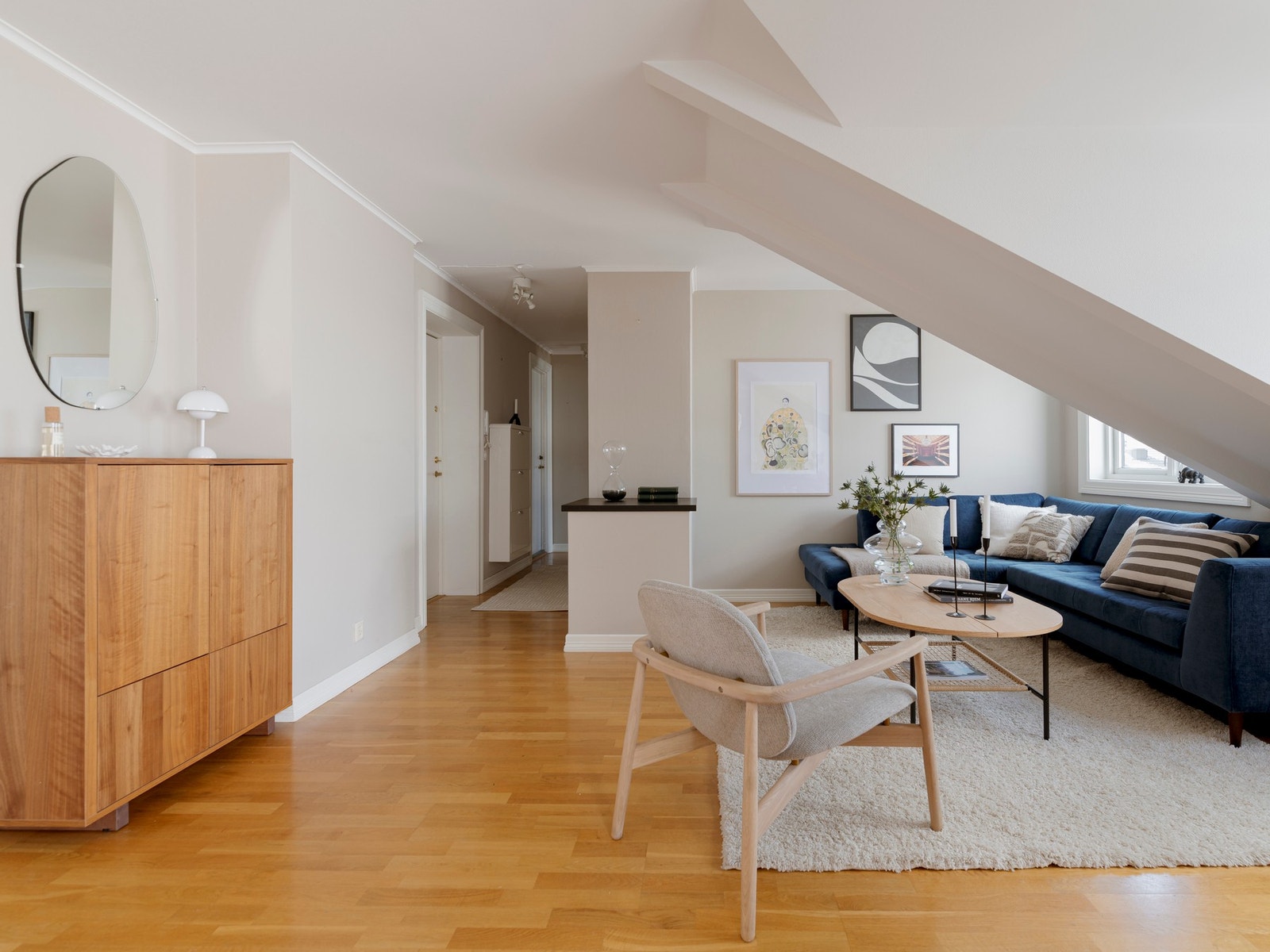 Her har du intuitive og "definerte" soner med naturlig plass til sofagruppe og spisebord. Galleribilde