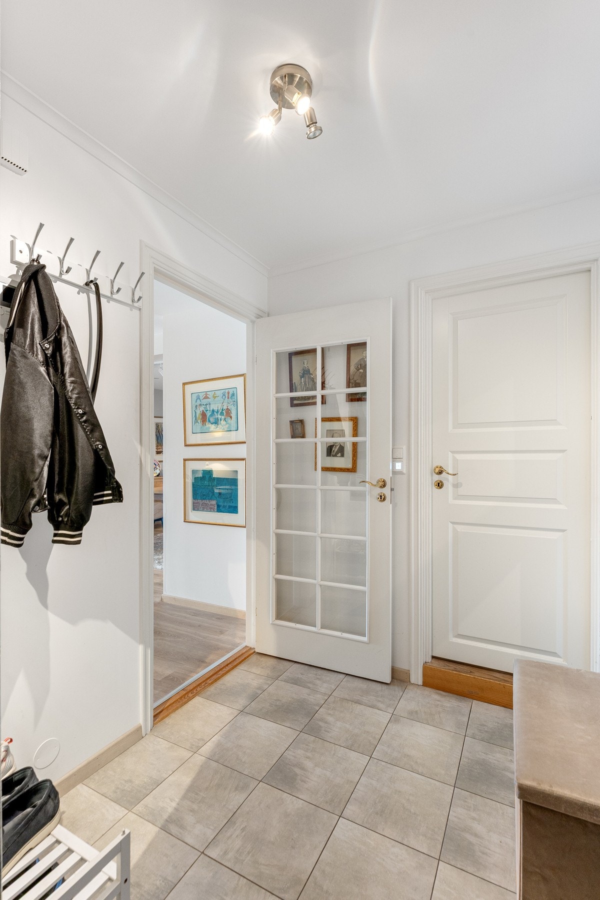 Lys og hyggelig entré med god plass til oppbevaring av yttertøy og sko. Galleribilde