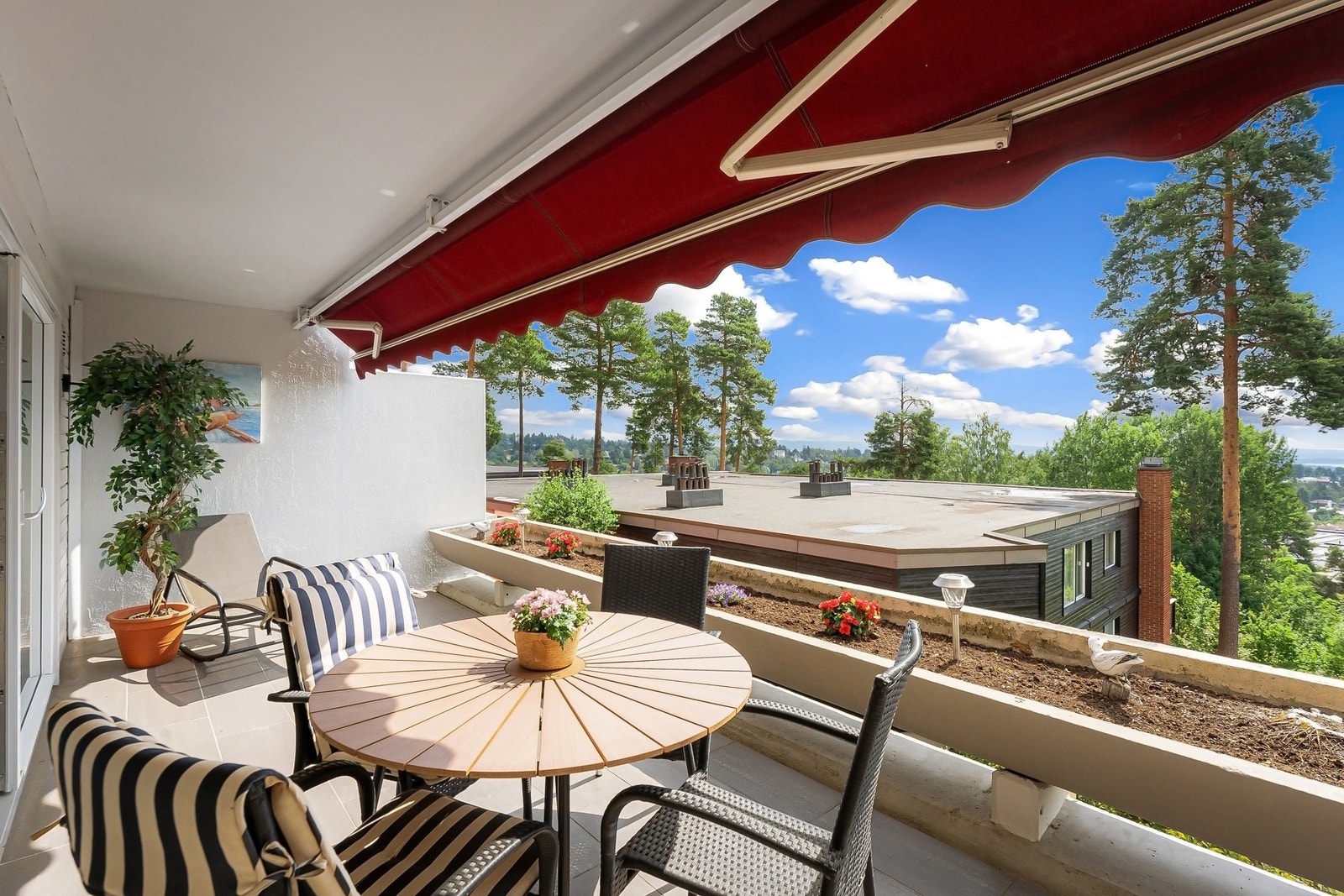 Terrassene er pusset opp i regi av sameiet i perioden 2024 til 2026. Nye fliser og nymalte terrassekasser. Galleribilde