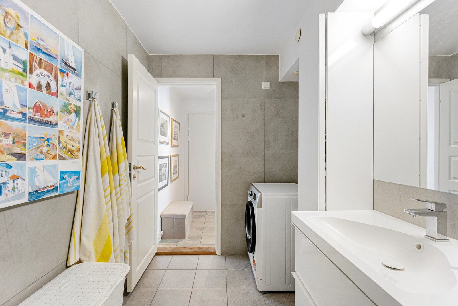 Flislagte vegger og gulv med gulvvarme. Badet har også opplegg for vaskesøyle. Galleribilde