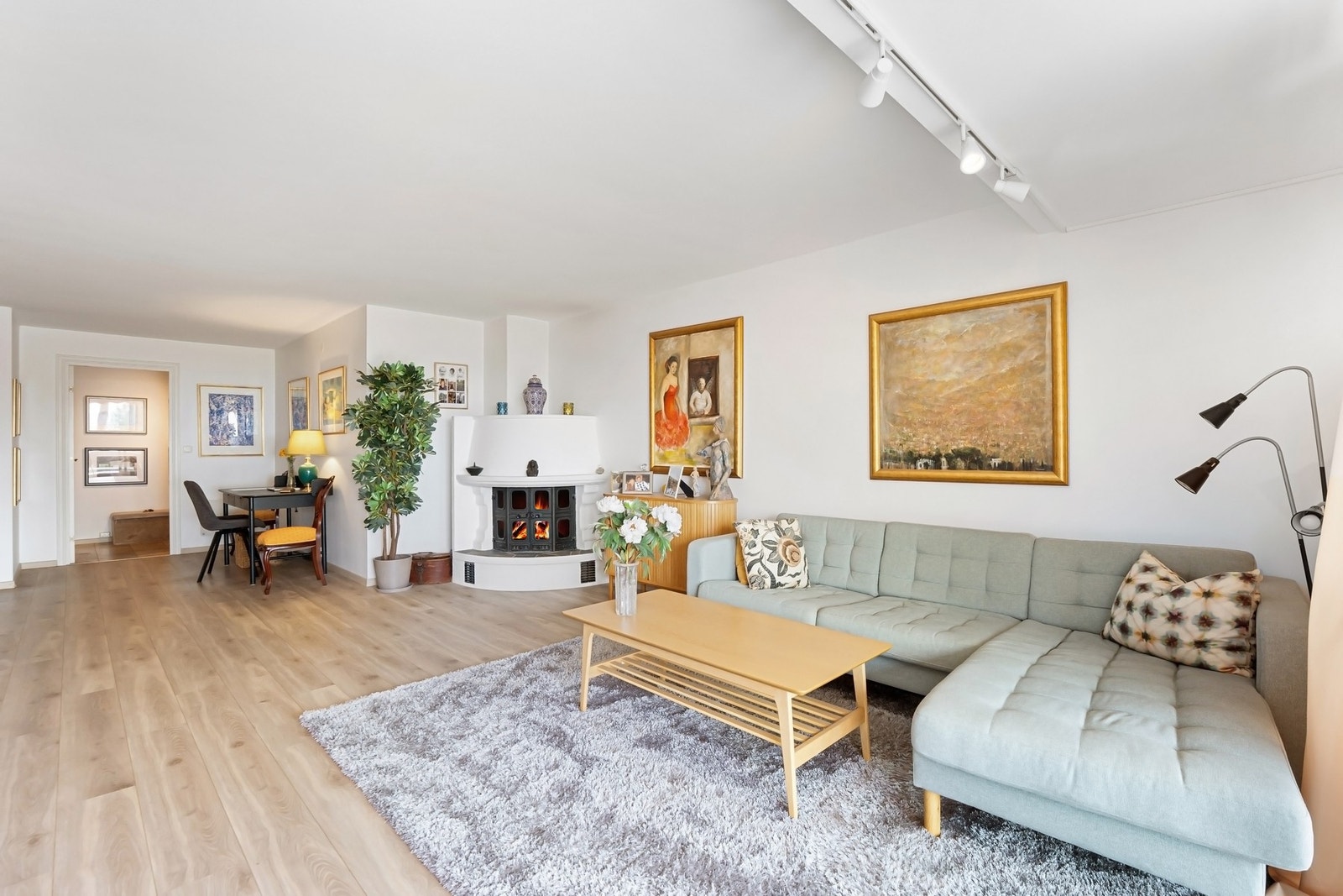 Stuen har god plass til møblering i flere soner. Galleribilde