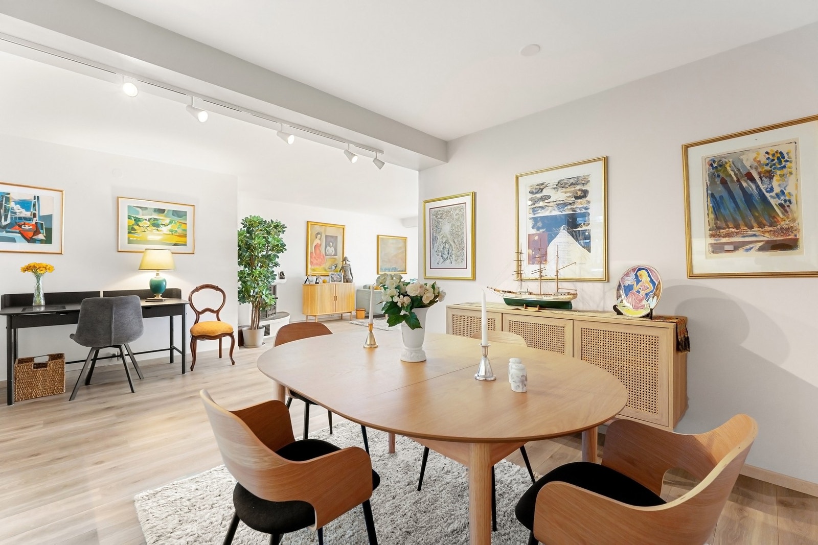 Spisestue i tilknytning til kjøkkenet, som har åpen løsning til stuen. Galleribilde