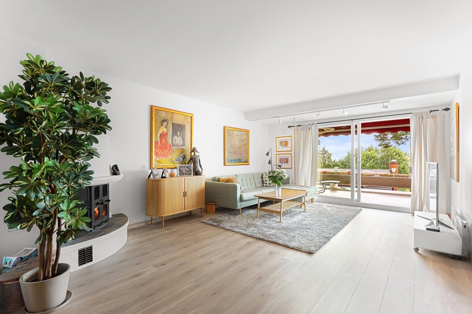 Stue med peis og utgang sydvendt terrasse med fantastisk utsikt bl.a. over Oslofjorden. Galleribilde