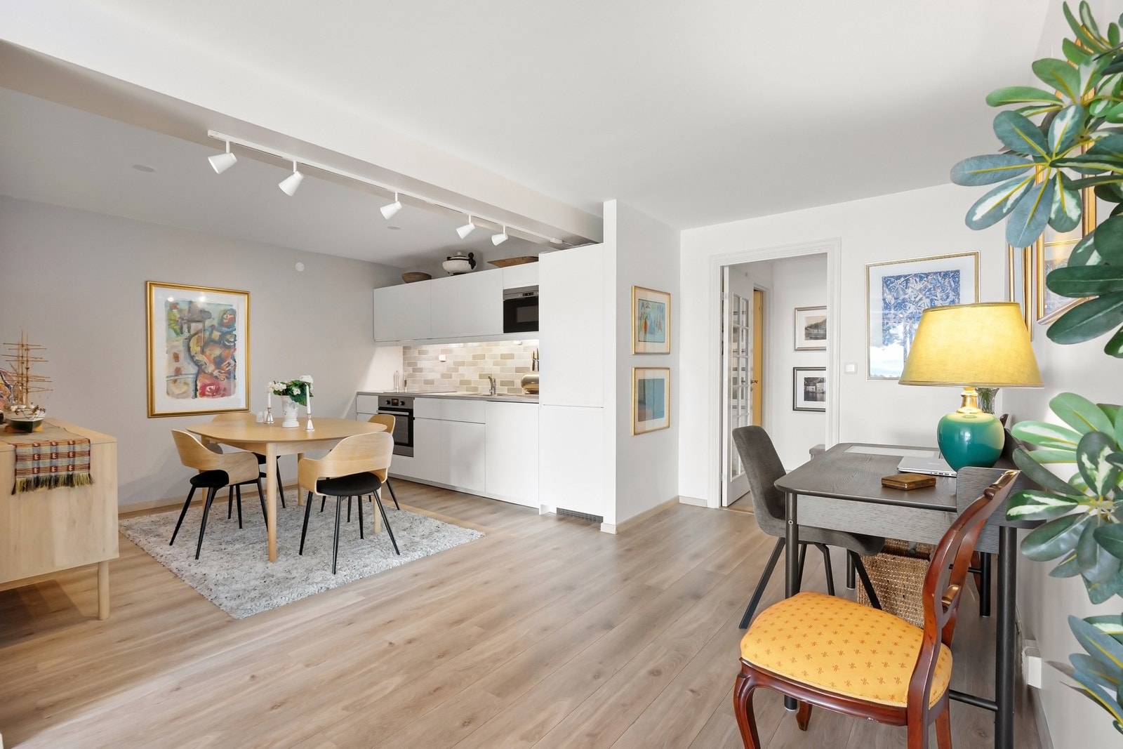 Fra stuen mot kjøkken og spisestue Galleribilde