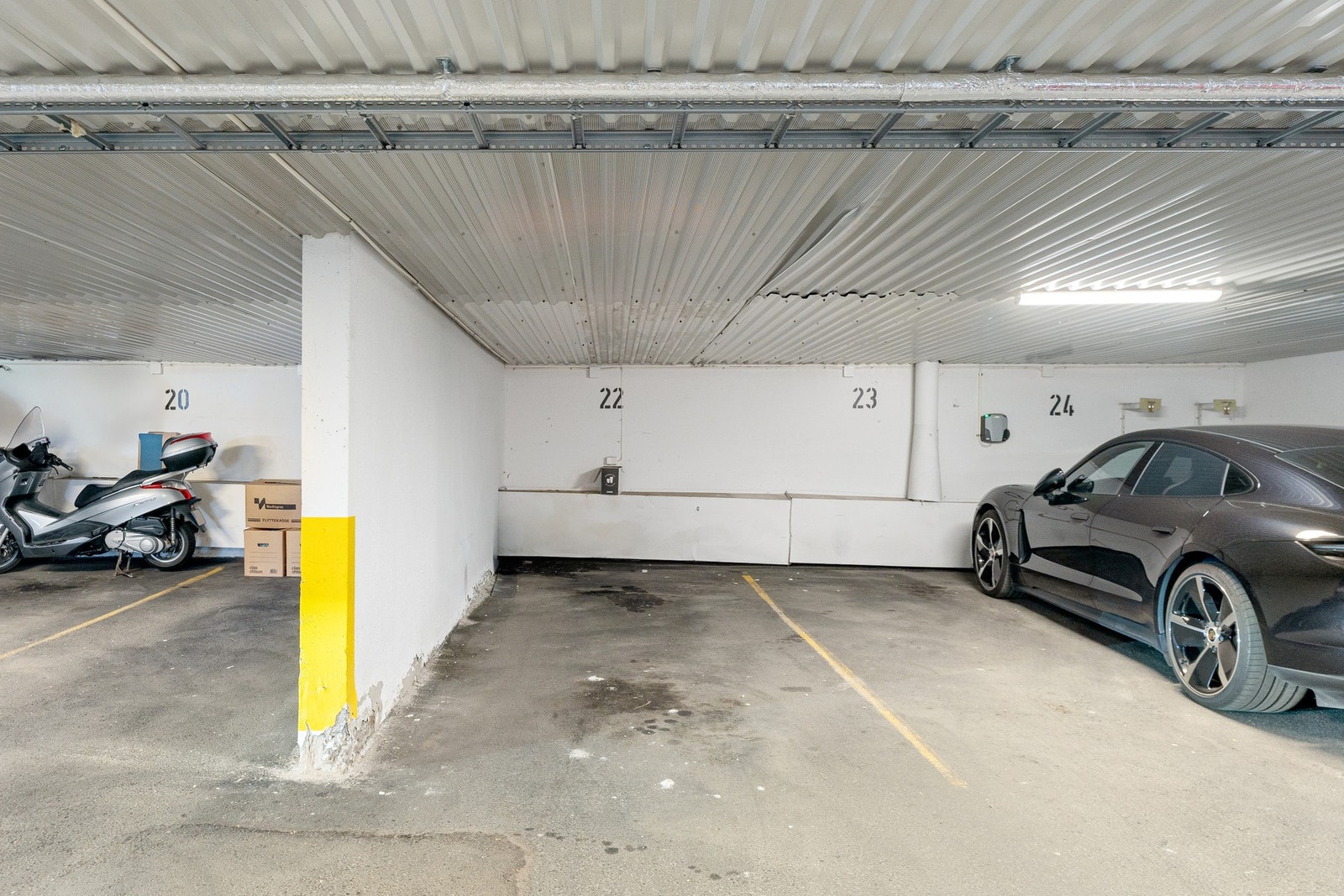 Leiligheten disponerer en biloppstillingsplass (merket nr: 22) i felles parkeringsanlegg i underetasje. Galleribilde