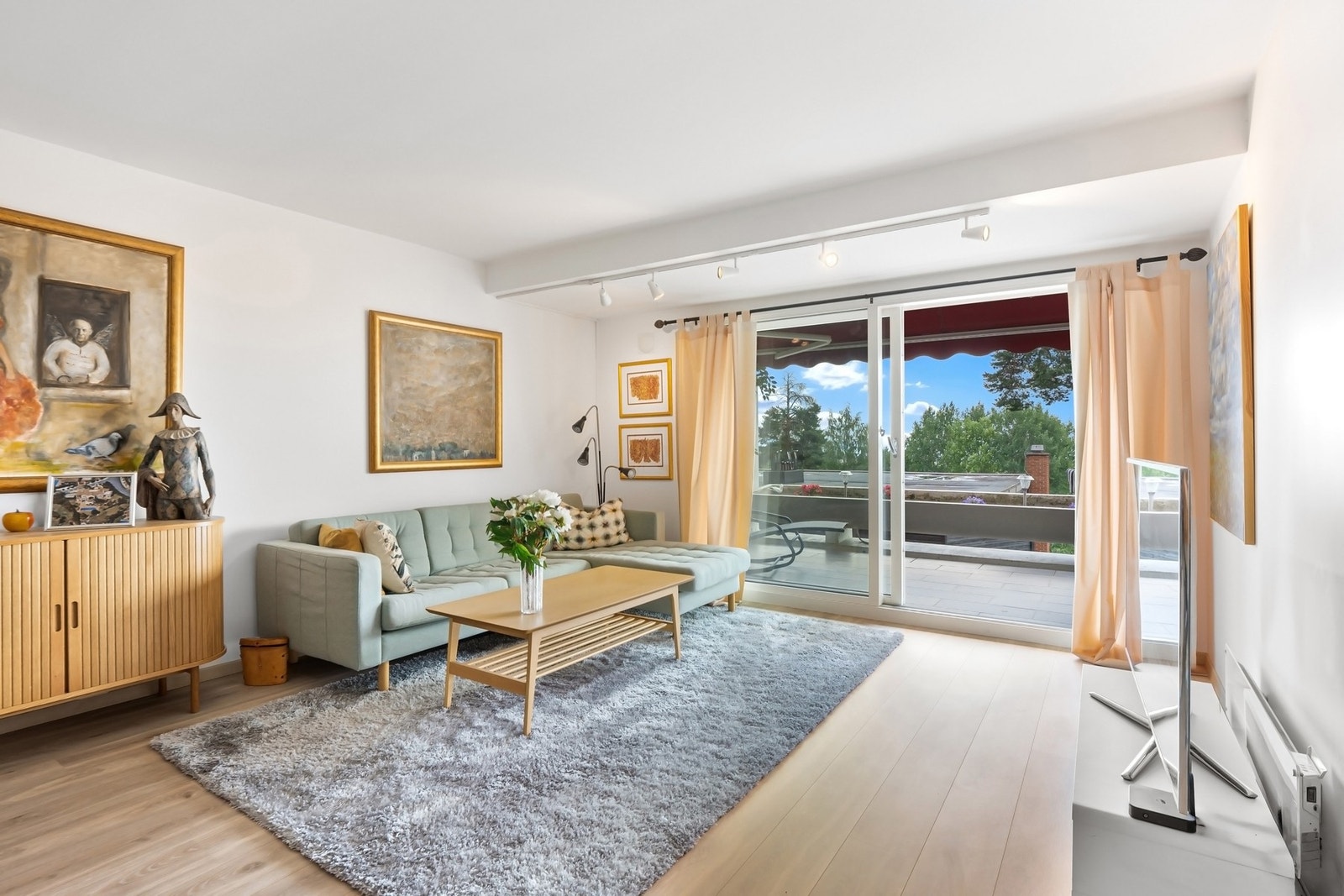 Store hev/senk dører som gir ekstra lys. Terrassen er en flott forlengelsen av stuen. Galleribilde