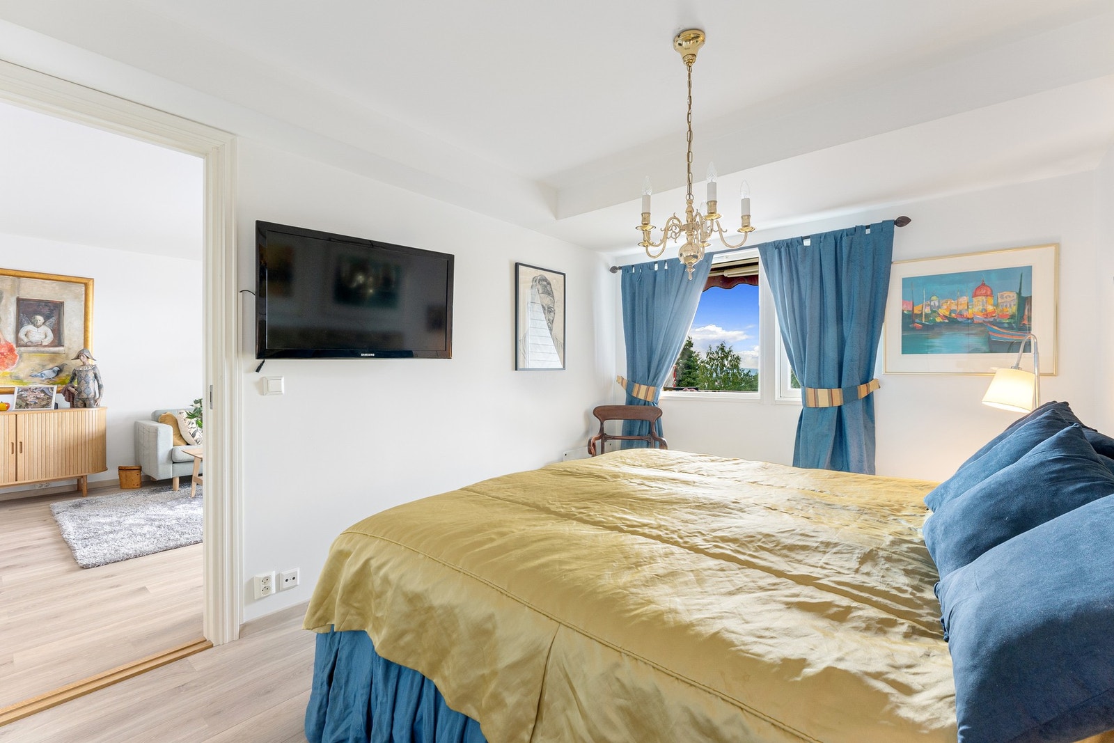 Soverommet er svært romslig og gir god plass til dobbeltseng, nattbord og evt. skrivepult. Galleribilde