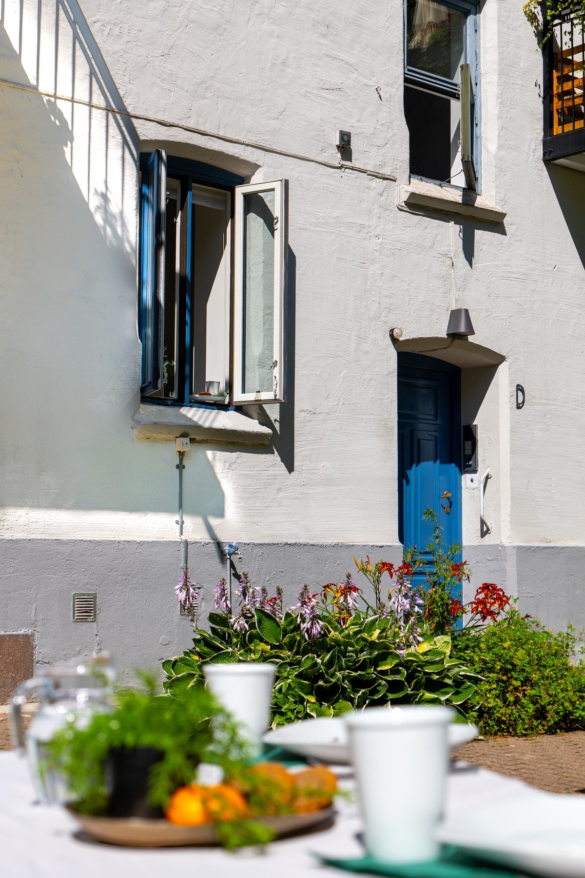 Leilighetens nærhet til gårdsrommet skaper en god sammenheng mellom inne- og uterom. Den enkle tilgjengeligheten legger til rette for hyppig bruk, mens smarte låsløsninger forenkler hverdagen ytterligere - her er det ikke behov for nøkler. Galleribilde