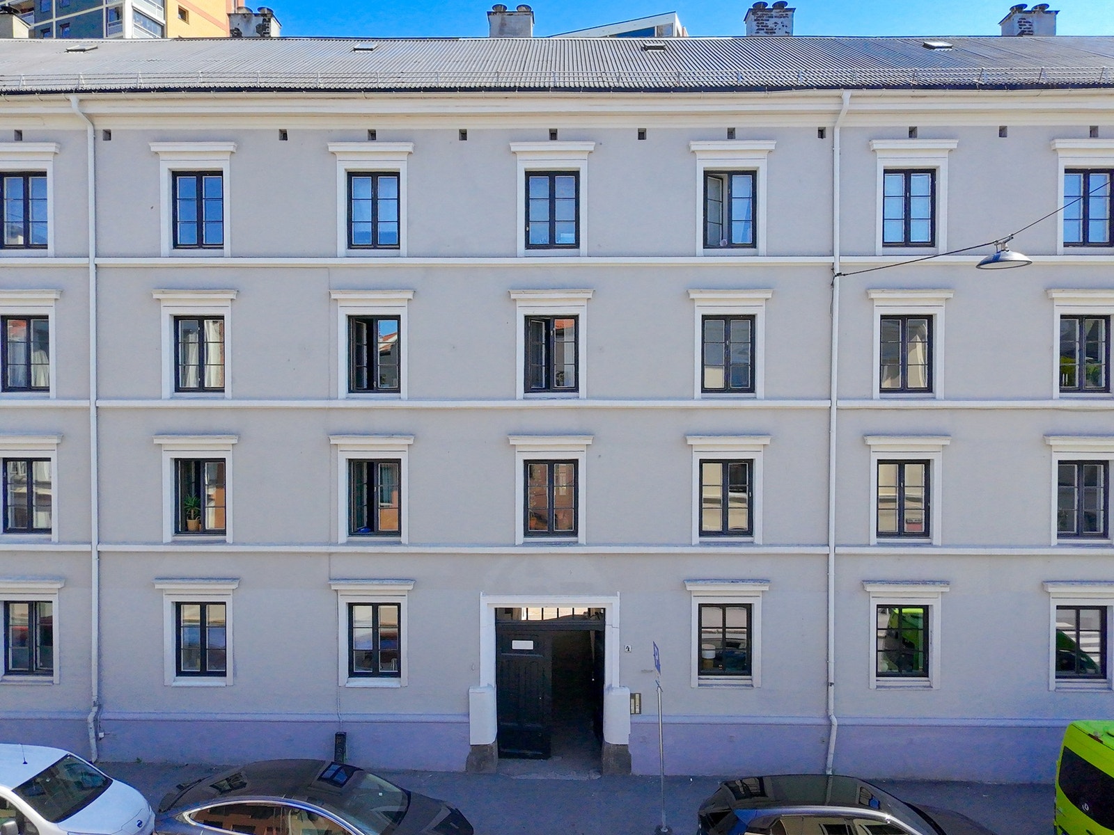 Velkommen til Platous gate 4!
En klassisk teglsteinsbygård fra ca 1890, i en tilbaketrukket gate, men nærme byens puls Galleribilde