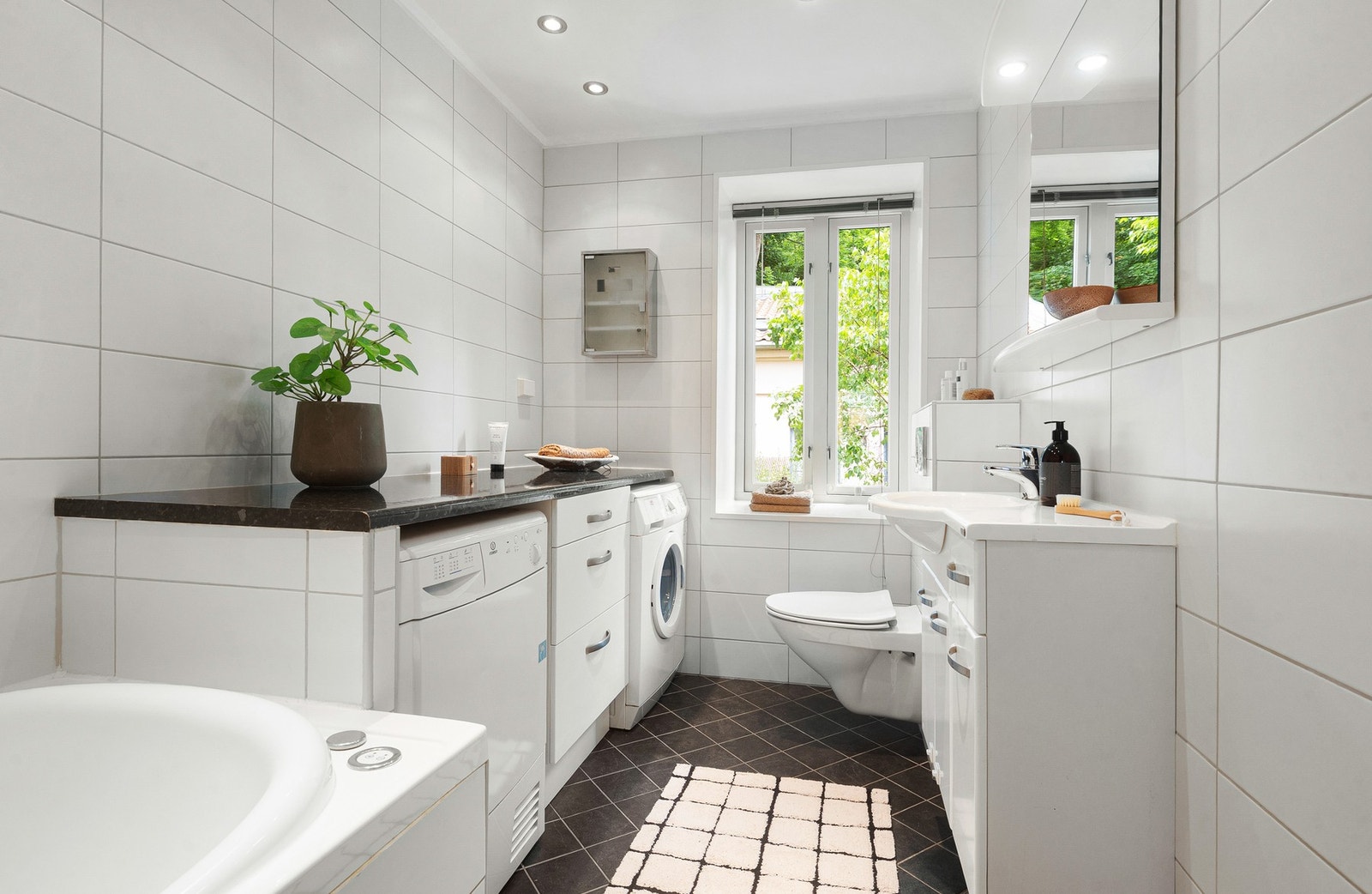 Innbydende og tidløst baderom som ble utvidet og i sin helhet pusset opp i 2009. Baderommet er romslig med varmekabler i gulv, pene flisvalg og nedsenket himling med downlights. Galleribilde