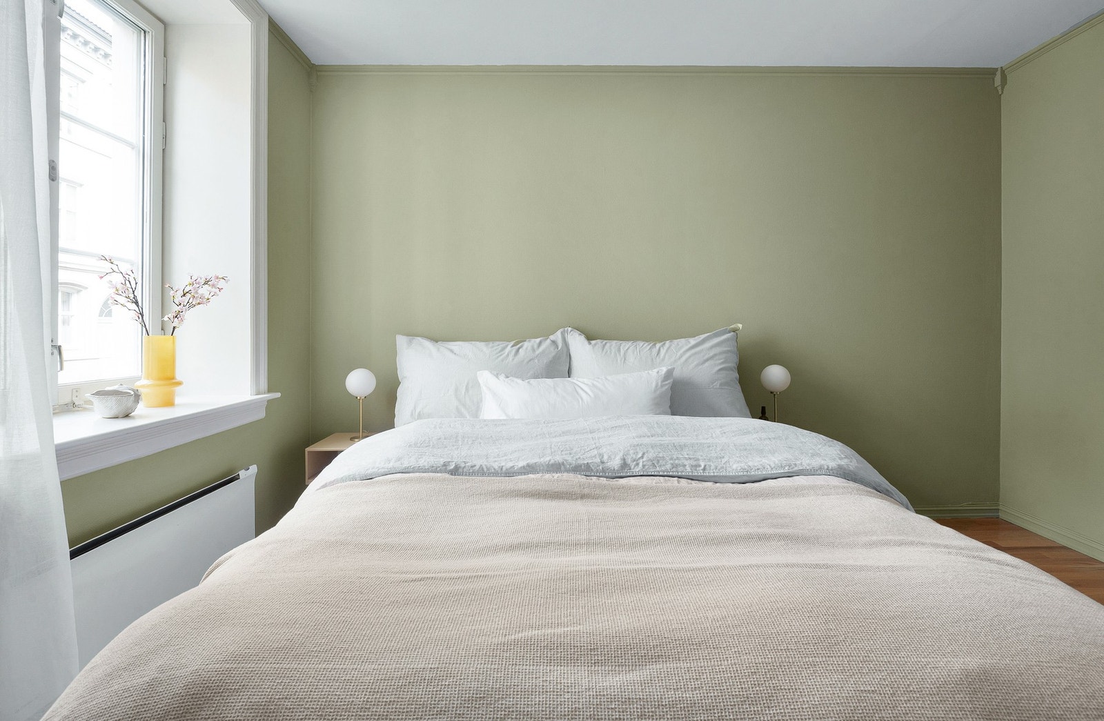 Beroligende fargetoner gir en rolig atmosfære for god hvile, og ved sengen en lysbryter som styrer boligens belysning. Galleribilde