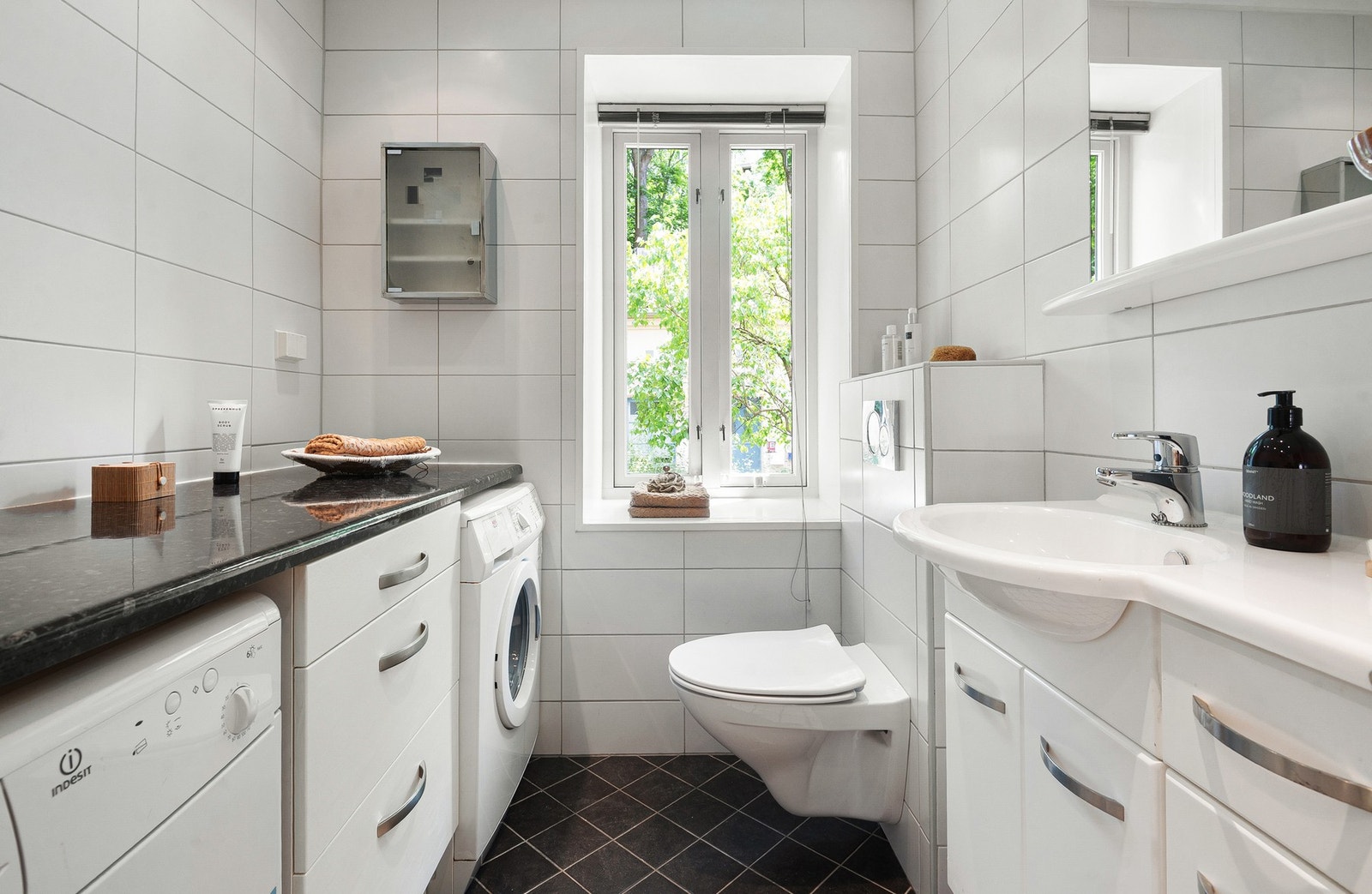 Baderommet har smart innredning som gir ekstra med benke- og skuffeplass, samt nisje og opplegg til både vaskemaskin og tørketrommel. Videre har baderommet eget vindu som gir naturlig lys og god ventilasjon. Galleribilde