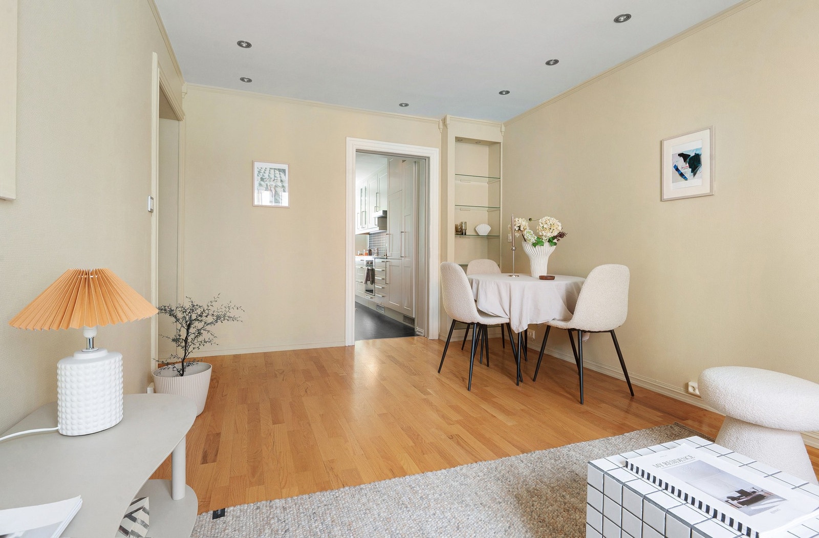 Stuen oppleves som lys og trivelig, og gir en rolig og harmonisk atmosfære som er perfekt for avslapning i hverdagen. Det nylig rehabiliterte pipeløpet muliggjør tilkobling av peisovn eller ildsted. Galleribilde