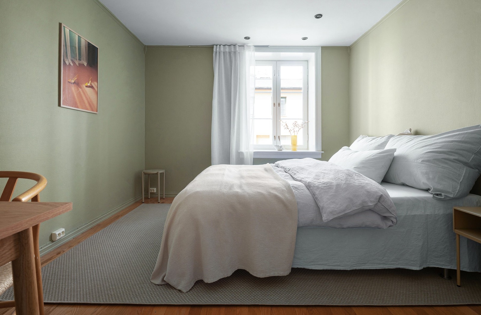 Soverom av god størrelse med plass til stor dobbeltseng, nattbord, garderobeskap og annet ønskelig møblement. Galleribilde