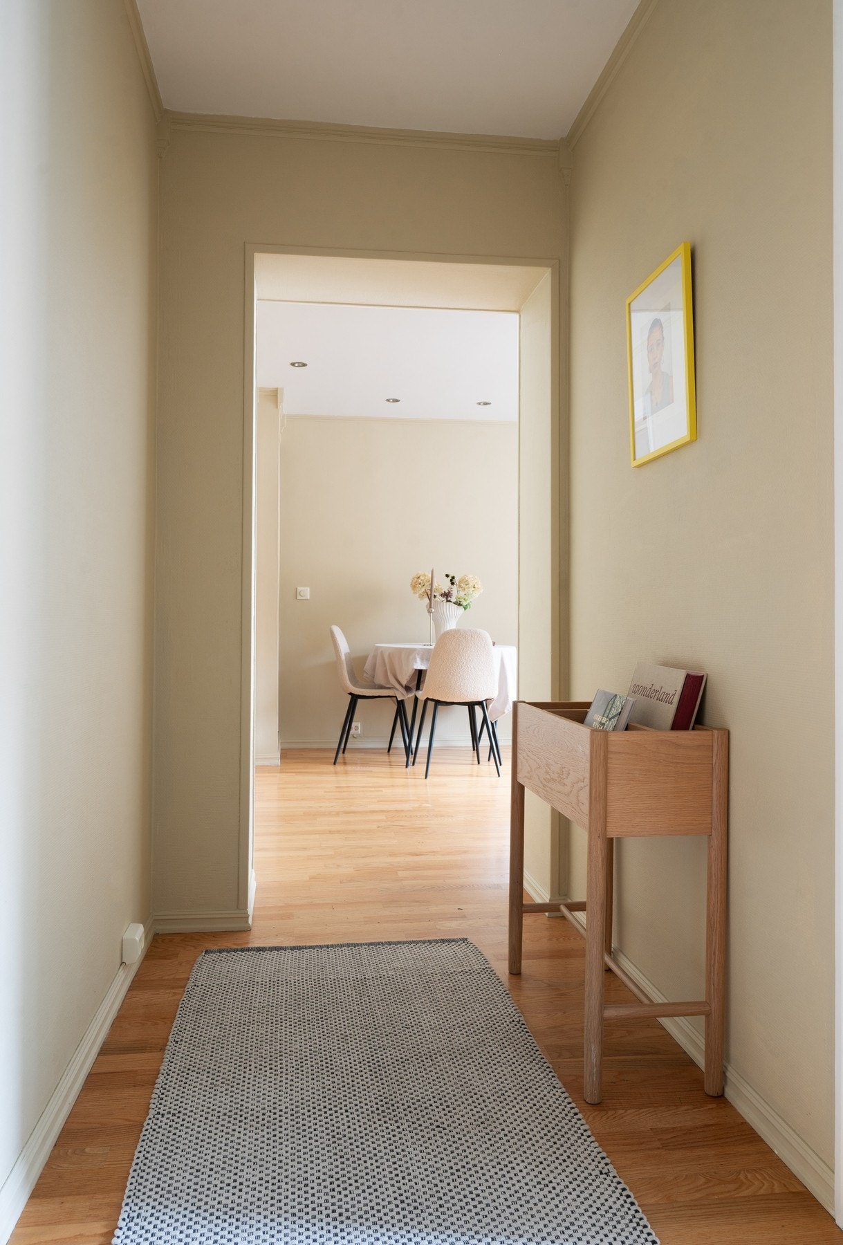 Veggene har dempede fargetoner som gir ro og harmonerer fint med boligens parkettgulv. Galleribilde