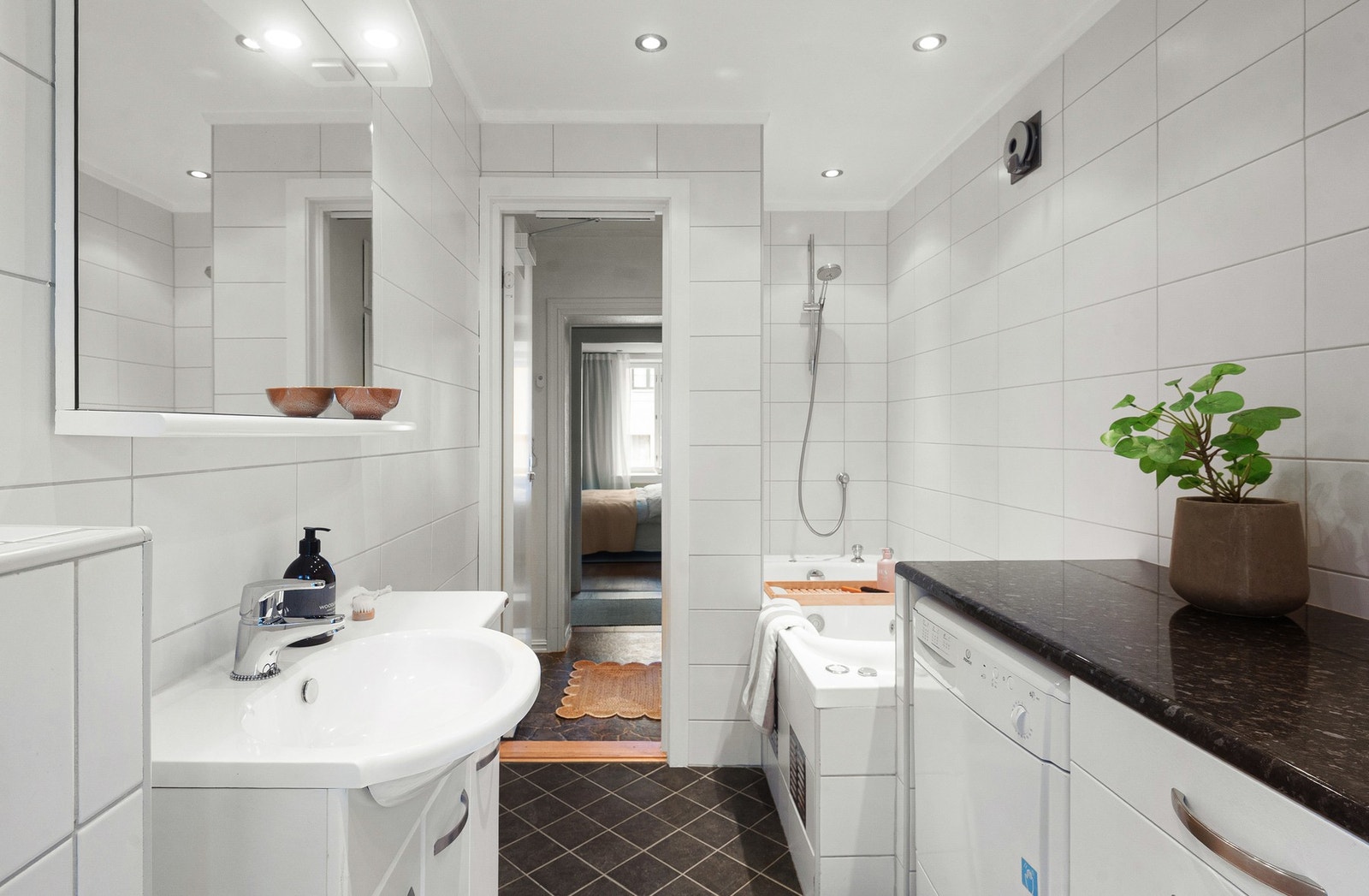 Baderommets boblebad med massasjedyser og dusjgarnityr er installert med Litex-plater, noe som gjør det enkelt å bytte ut. Galleribilde