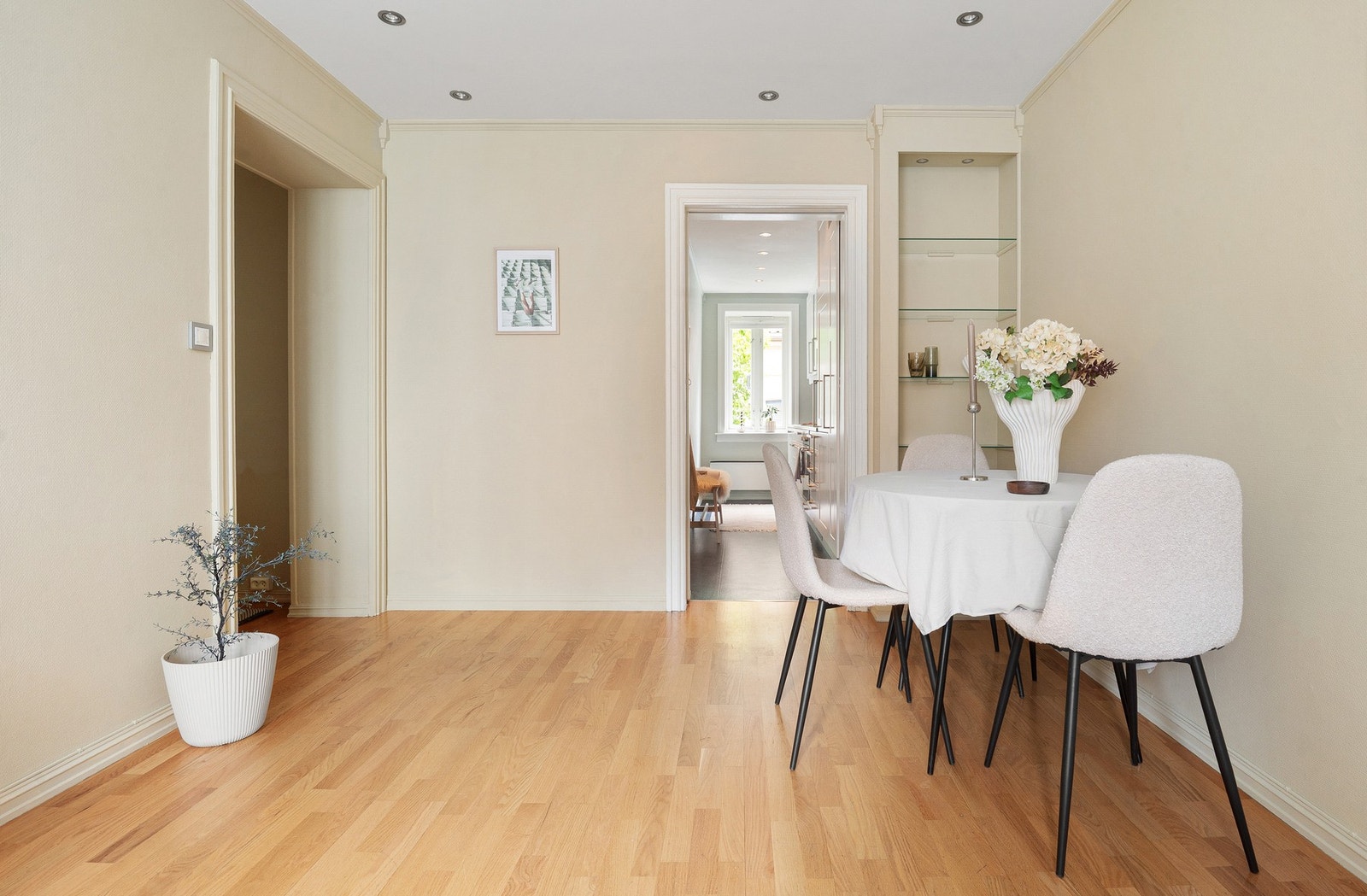 En funksjonelt og trivelig rom som egner seg godt til både rolige kvelder og sosiale sammenkomster. Galleribilde