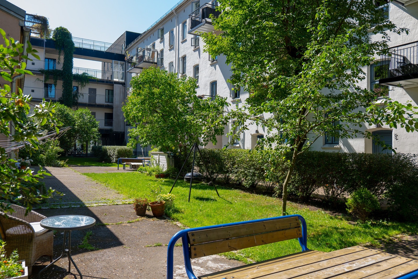 Felles grillområde med benker og bord gir rom for sosiale sammenkomster på tvers av naboer og venner. Her kan du dekke på, fyre opp grill eller bålpanne og nyte sommerdagene i grønne omgivelser - alt like utenfor døra. Galleribilde