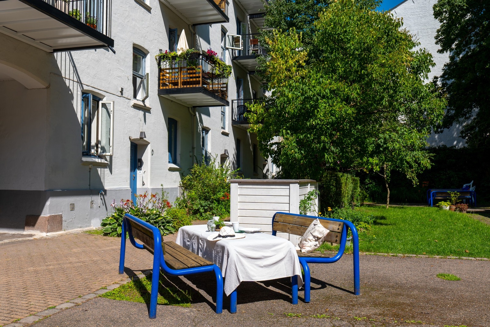 Borettslaget har et fantastisk gårdsrom som er parkmessig opparbeidet med gressplen, internveier, bålpanne, grill, busker, epletrær og variert beplantning. Galleribilde