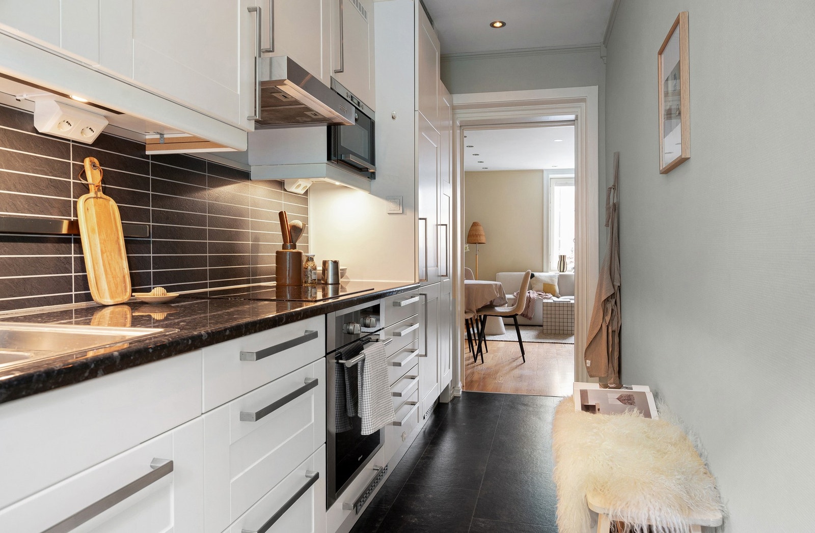 Her har du god plass til både matlaging og oppbevaring. Vinduet vender mot borettslagets idylliske bakgård. Galleribilde