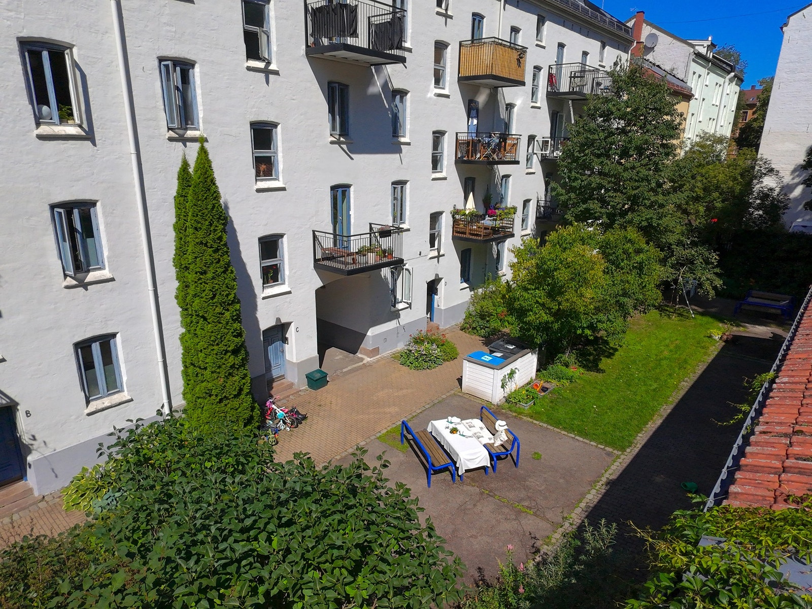 Vakker beplantning, sjarmerende steinlagte stier og lune sitteplasser gjør dette til et sted du vil bruke gjennom hele sesongen. Her kan du nyte solen fra formiddagen og til godt ut på ettermiddagen. Galleribilde