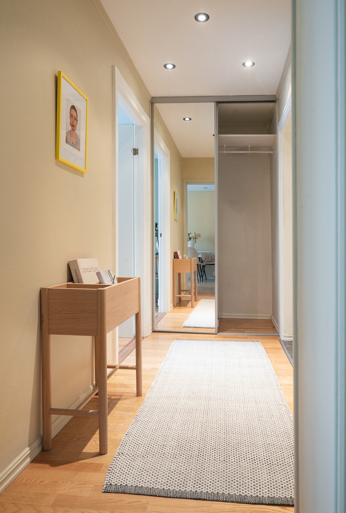 Fin entré/gang med gode oppbevaringsmuligheter i praktisk skyvedørsgarderobe med speilfronter. Galleribilde
