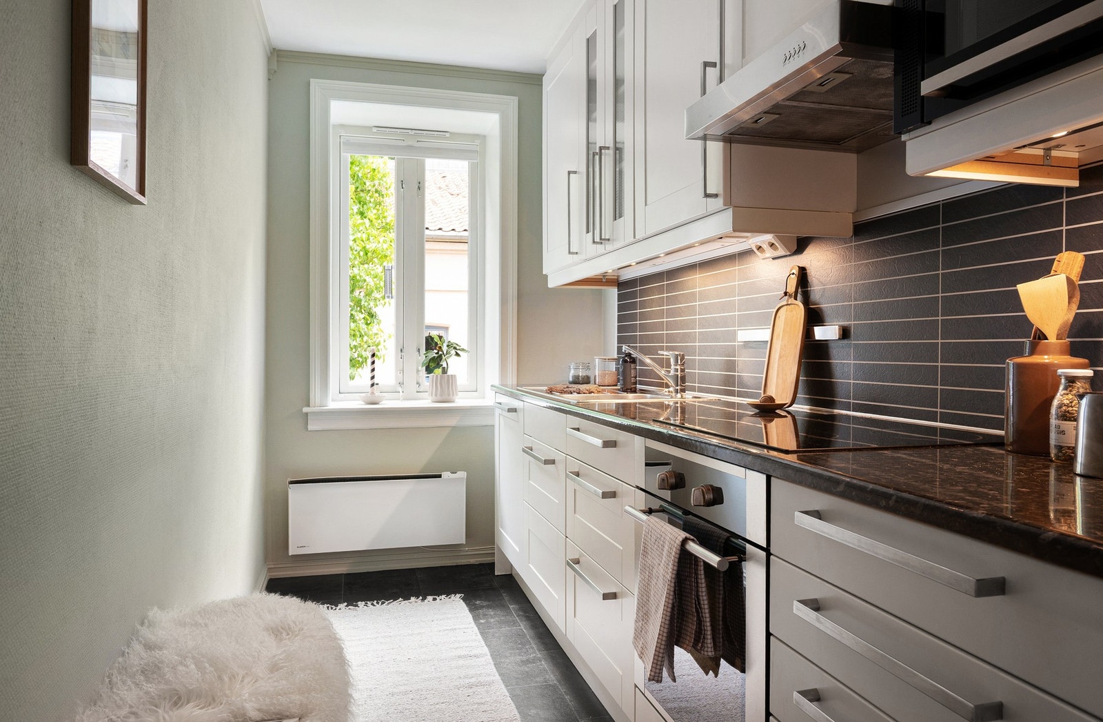 Et stilrent kjøkken fra 2009 fremstår som velutstyrt, moderne og funksjonelt. Alle integrerte hvitevarer med god benke- og skapplass. Galleribilde