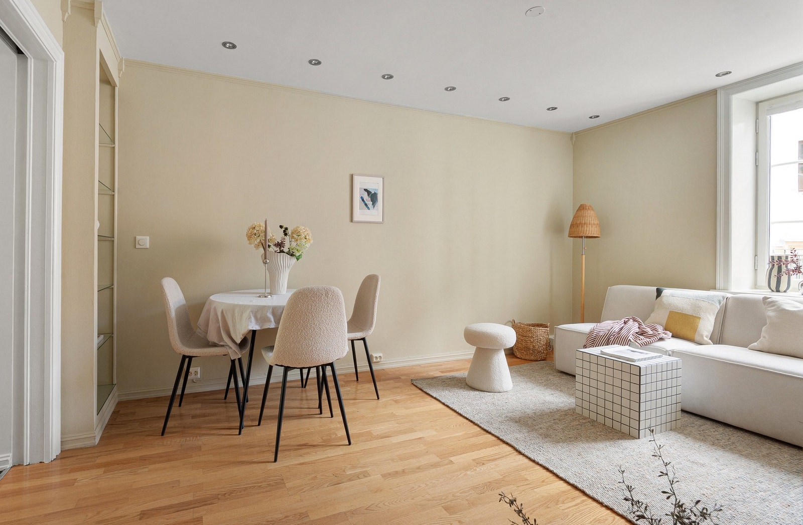 Leiligheten gir i sin helhet en romslig følelse, hvorav store vindusflater gir rikelig med naturlig lys i alle rom. Galleribilde