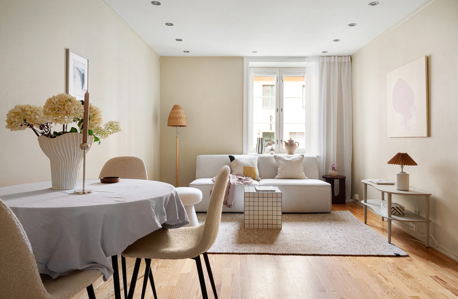 Lys og lekker 2-roms med gjennomgåendende planløsning i høy 1.etasje med adkomst fra vakker felleshage. Galleribilde