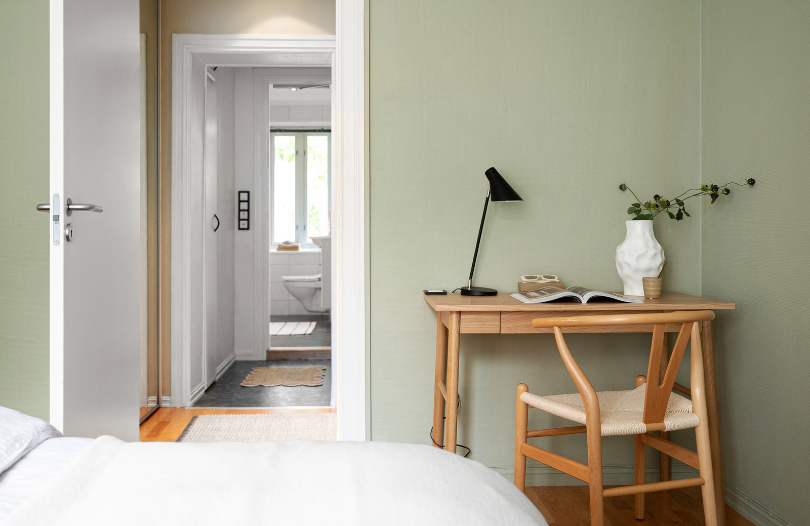 Himlingen består av nedsenkede malte plater som er ytterligere isolert for bedre lyd- og varmeisolasjon mot naboen over. Galleribilde