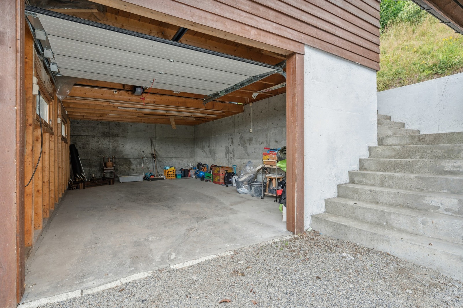 Garasjen har fin plass til parkering for 1 bil, samt oppbevaring. Galleribilde