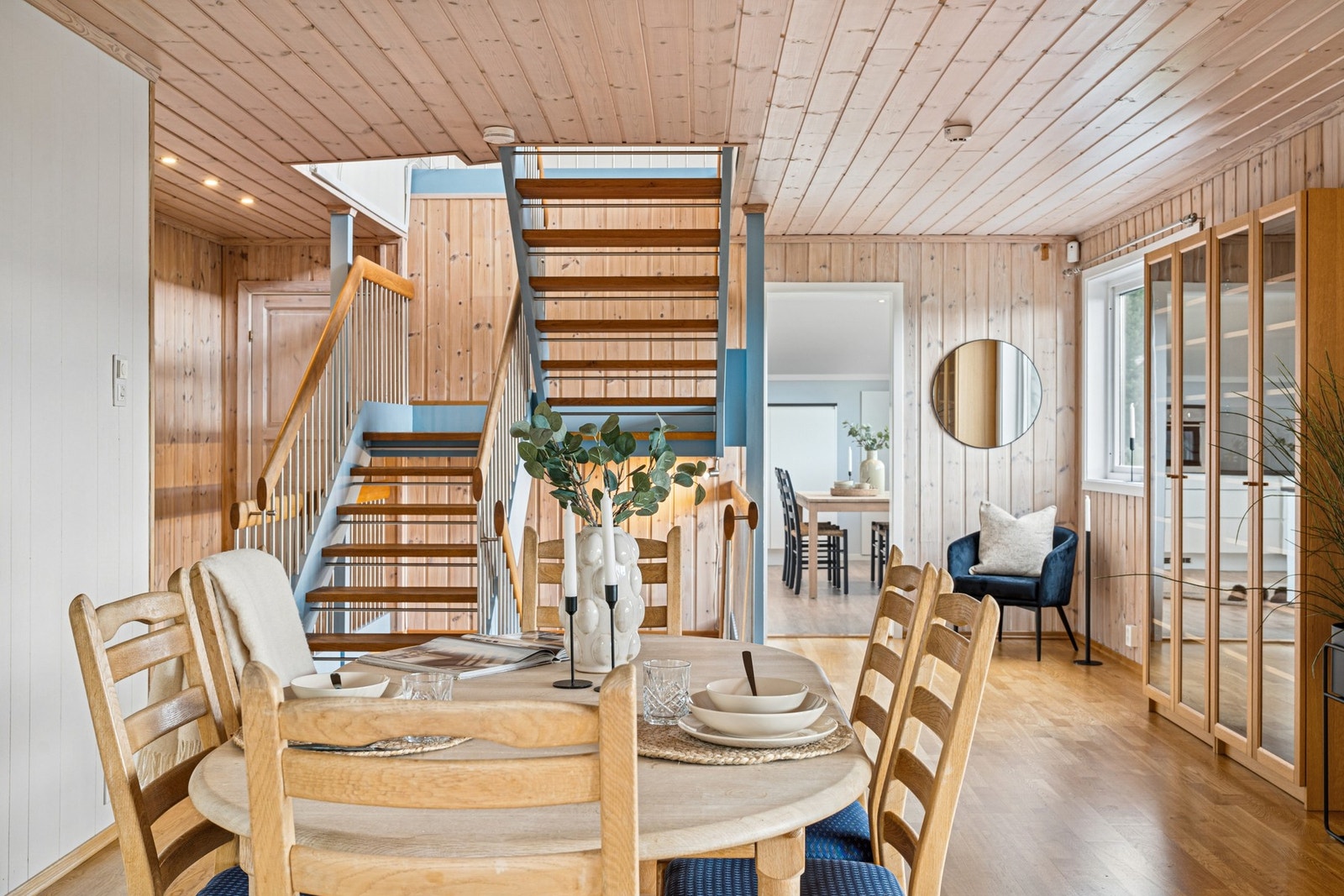 Oversiktlig og åpen planløsning der spisestue og kjøkken bindes sammen via trappehall. Galleribilde