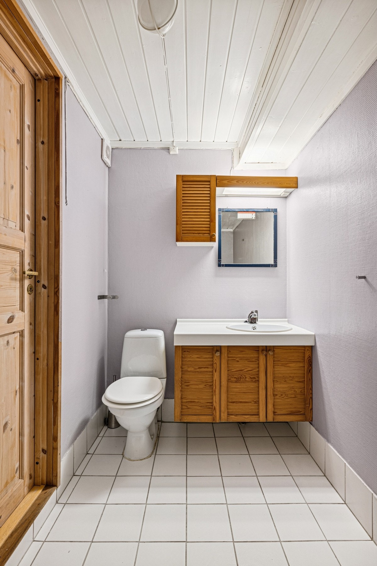 Baderom i underetasjen er innredet med servant med underskap, speil og overskap med belysning. Badet har også toalett, flislagt gulv med varmekabler. Galleribilde