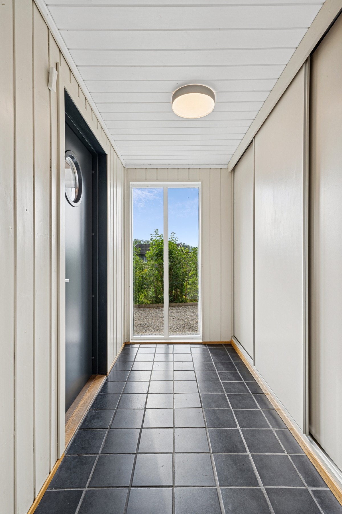 Entréen er lys og innbydende med praktisk flislagt gulv, god takhøyde og plassbygde skyvedørsgarderober som gir rikelig med oppbevaringsplass. Galleribilde