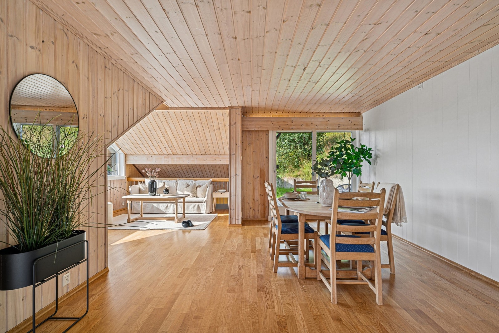 Stuen er i åpen forbindelse med spisestuen, noe som gir en sosial og romslig sone for både hverdag og selskapeligheter. Galleribilde