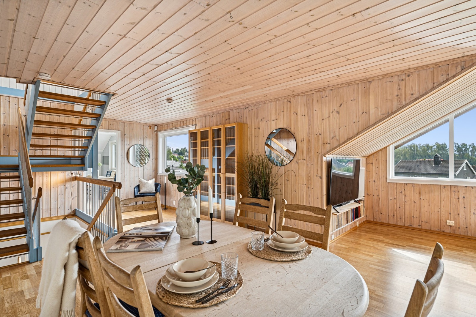 Spisestuen har god plass til stort spisebord og har skyvedør direkte ut til terrassen - praktisk ved måltider i sommerhalvåret. Galleribilde