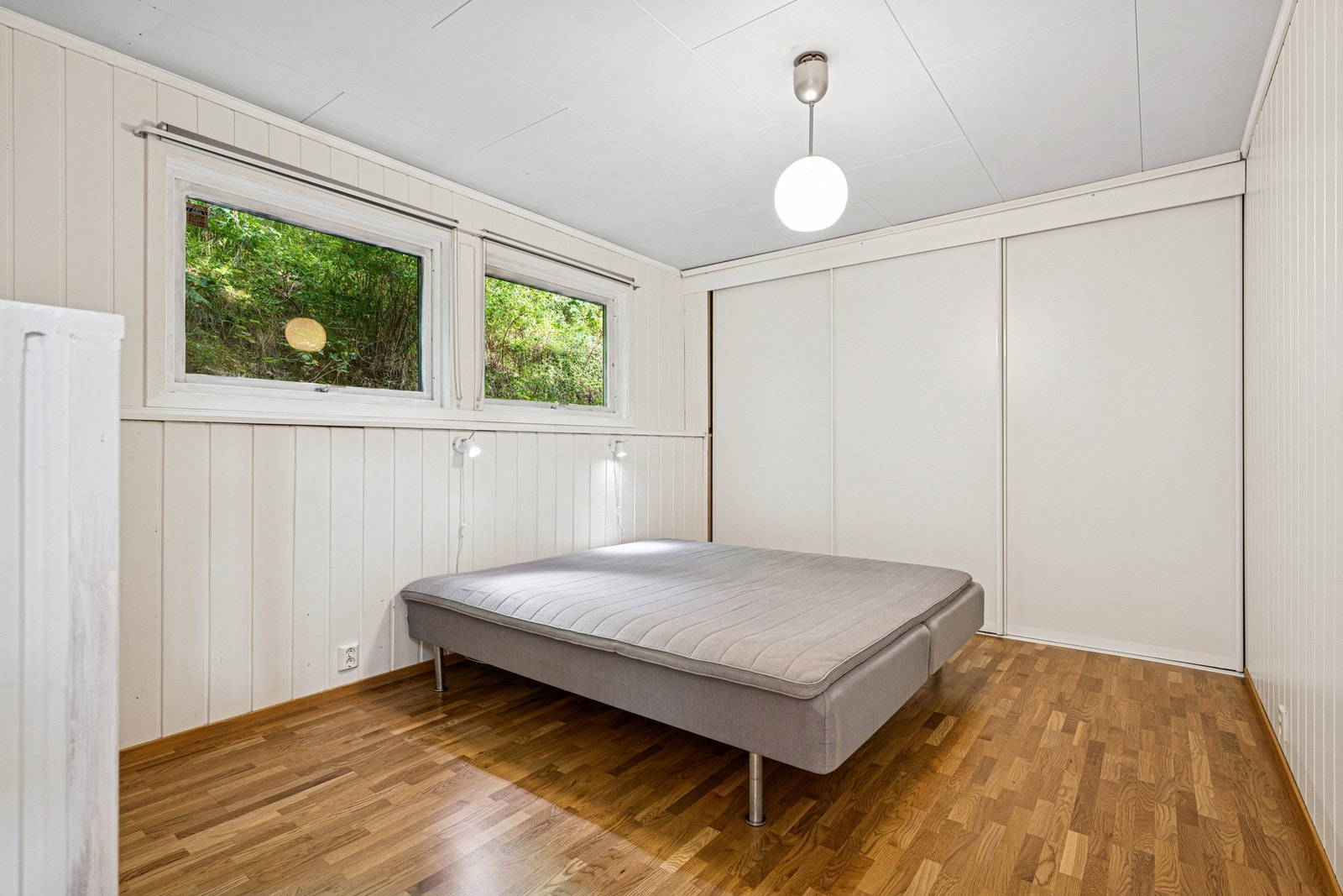 Soverom 2 er lyst og har god plass til seng og annet møblement. Galleribilde