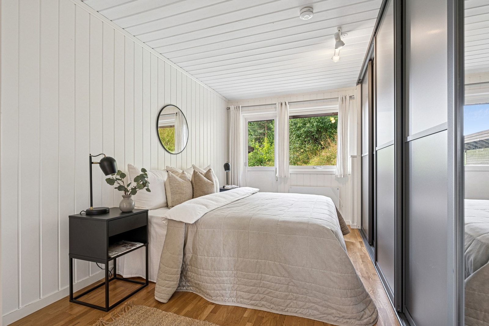 I boligens 1. etasje finner du to soverom - Et lyst soverom med stor garderobe. Galleribilde